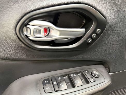 Used 2021 Jeep Cherokee Trailhawk AWD/4WD image 19
