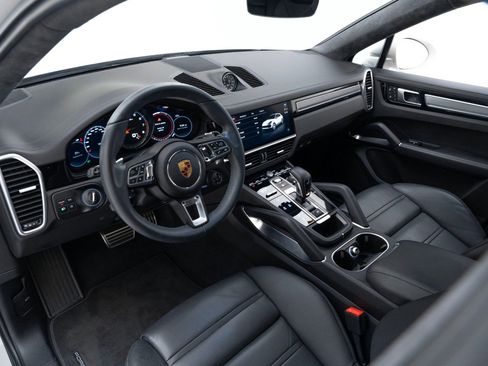 Used 2023 Porsche Cayenne Turbo image 4