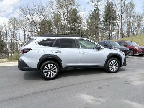 Used 2025 Subaru Outback Premium AWD/4WD image 8