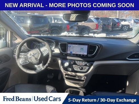 Used 2024 Chrysler Pacifica Touring-L image 13