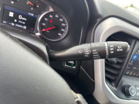 Used 2023 GMC Acadia SLT image 18