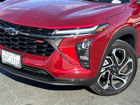 Used 2025 Chevrolet Trax RS image 3
