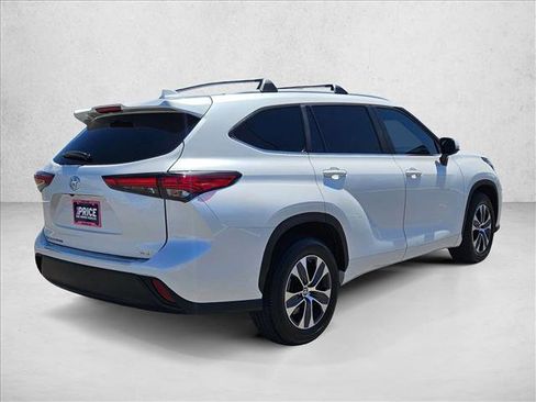 Used 2023 Toyota Highlander XLE FWD image 5