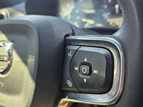 Used 2019 Volvo XC40 T5 Momentum image 44