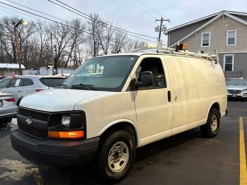 Used 2009 Chevrolet Express 2500 Van 3D image 3