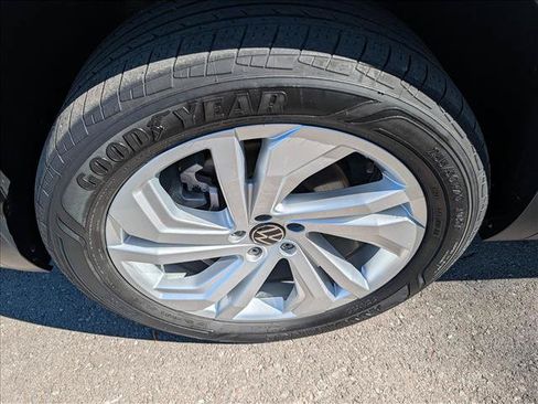 Used 2023 Volkswagen Atlas SE w/ Panoramic Sunroof Package FWD image 9