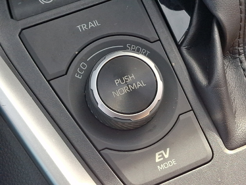 Used 2019 Toyota RAV4 LE w/ Carpet Mat Package AWD/4WD image 23