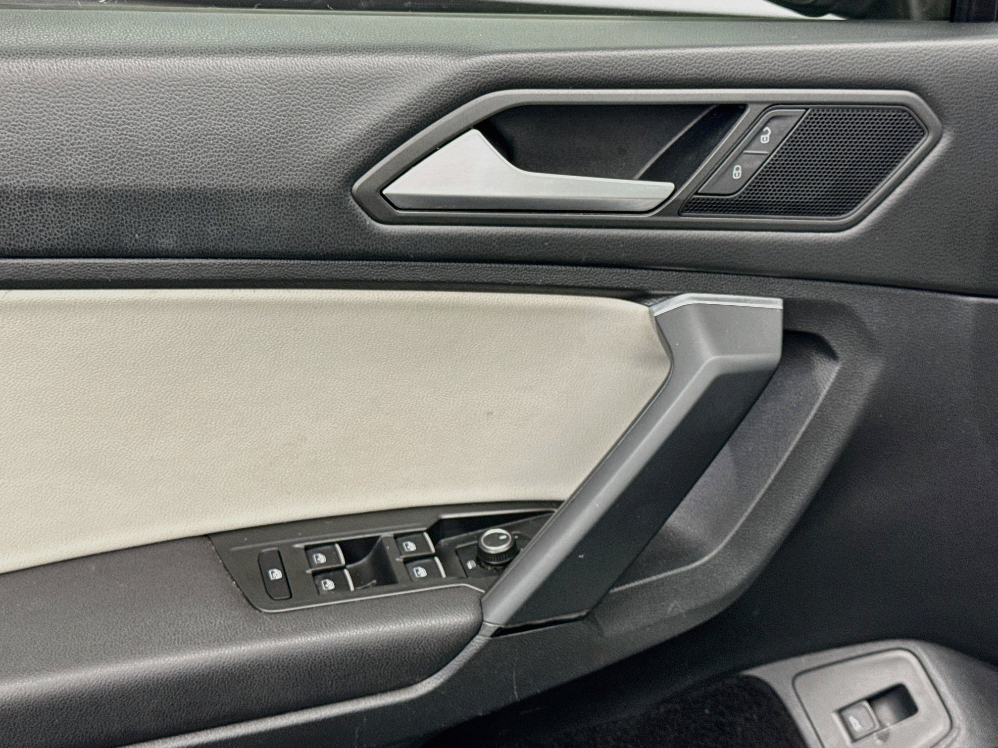 Used 2019 Volkswagen Tiguan SEL Premium R-Line FWD image 15