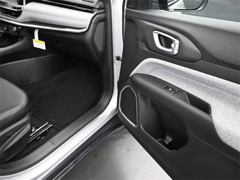 New 2026 Jeep Compass Latitude image 24