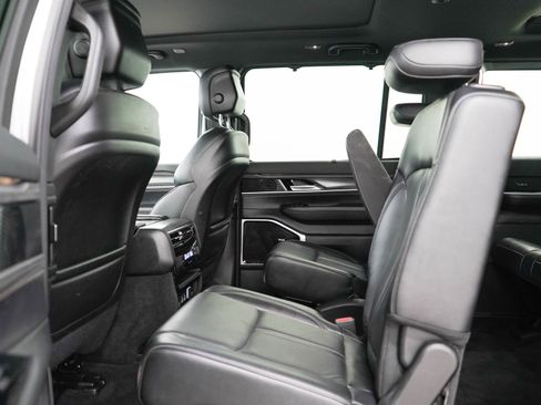 Used 2023 Jeep Wagoneer Series III w/ Premium Group I AWD/4WD image 18