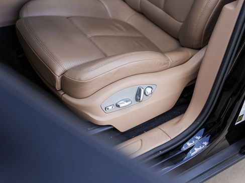 Certified 2023 Porsche Macan AWD/4WD image 16