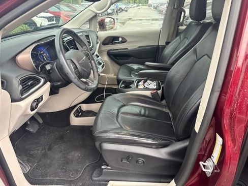 Used 2018 Chrysler Pacifica Touring-L w/ Tire & Wheel Group FWD image 11