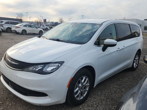 Used 2022 Chrysler Voyager LX image 9