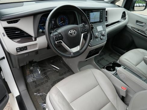 Used 2018 Toyota Sienna XLE w/ XLE Navigation Package AWD/4WD image 3