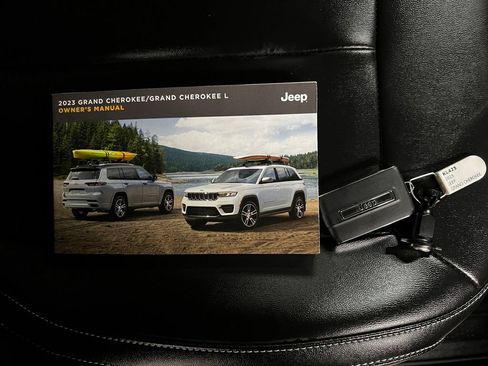 Used 2023 Jeep Grand Cherokee Limited AWD/4WD image 37