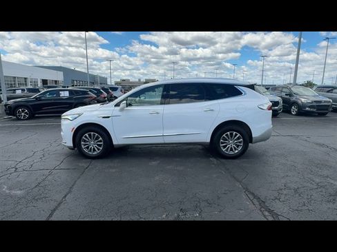 Used 2024 Buick Enclave Essence AWD/4WD image 5