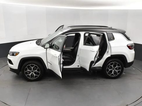 Used 2025 Jeep Compass Limited image 7