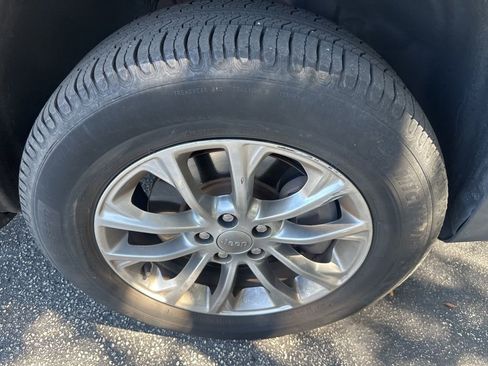 Used 2019 Jeep Cherokee Latitude Plus w/ Comfort/Convenience Group AWD/4WD image 9