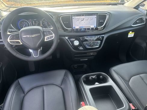 New 2026 Chrysler Pacifica Select FWD image 18