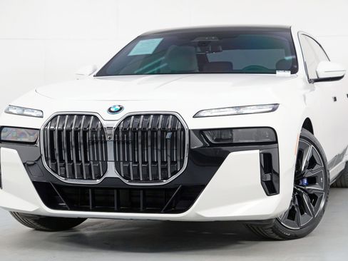 Used 2023 BMW i7 xDrive60 w/ Executive Package 2 image 3