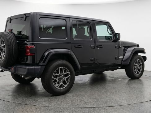 Used 2025 Jeep Wrangler Sahara image 9