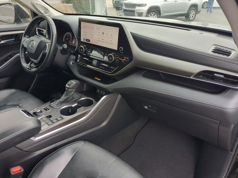 Used 2024 Toyota Highlander Limited AWD/4WD image 35