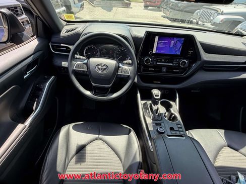 Used 2023 Toyota Highlander XSE AWD/4WD image 16