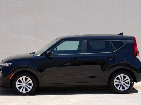 Used 2021 Kia Soul LX image 40