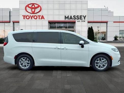 Used 2023 Chrysler Pacifica Touring-L FWD image 2