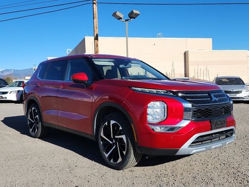 Used 2024 Mitsubishi Outlander SE image 3