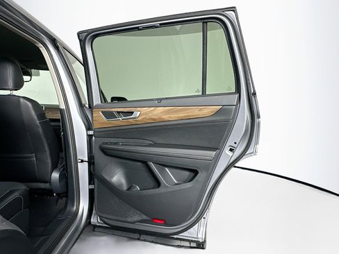 Used 2024 Volkswagen Atlas SE image 32