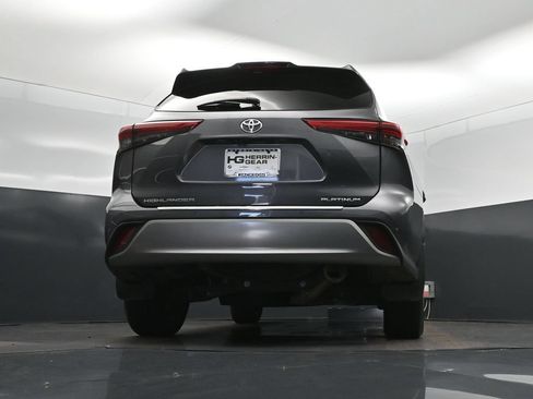 Used 2023 Toyota Highlander Platinum FWD image 42