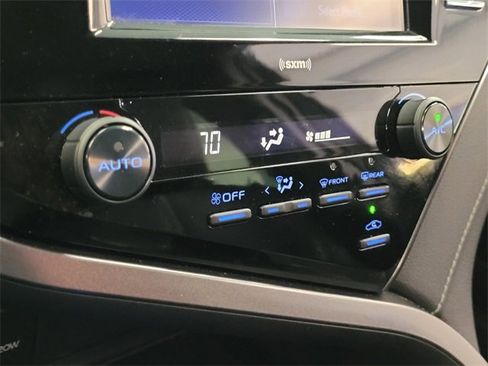 Used 2020 Toyota Camry SE image 19