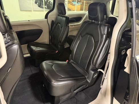 Used 2023 Chrysler Pacifica Touring-L FWD image 29
