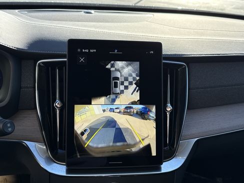 Used 2025 Volvo XC90 B6 Plus image 25