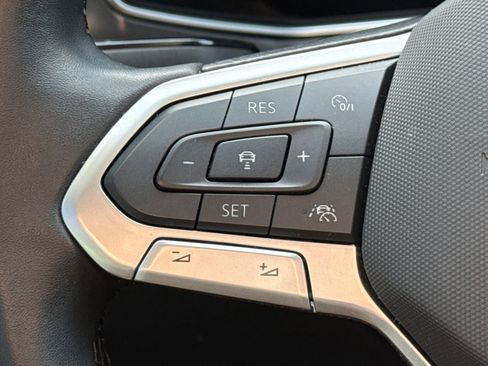 Certified 2025 Volkswagen Taos SE image 11