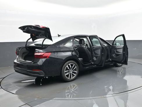Used 2025 Volkswagen Jetta SE FWD image 29