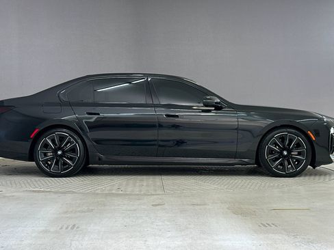 Used 2025 BMW 740i w/ Premium Package image 8