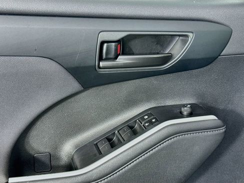 Used 2024 Toyota Highlander LE AWD/4WD image 22