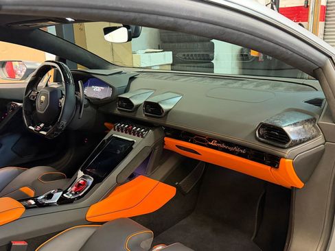 Used 2022 Lamborghini Huracan EVO RWD image 19