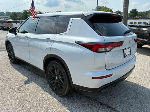 Used 2024 Mitsubishi Outlander SE Black Edition FWD image 3
