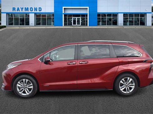 Used 2021 Toyota Sienna Limited image 6