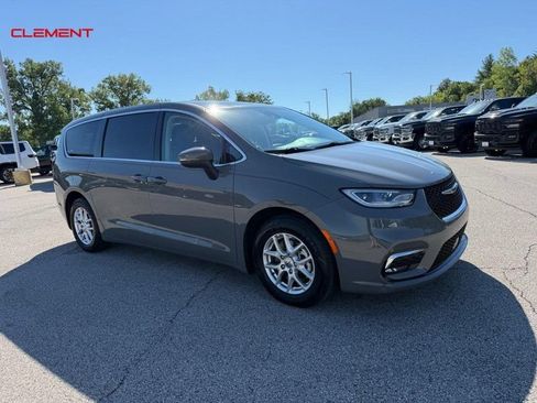 Used 2023 Chrysler Pacifica Touring-L FWD image 11