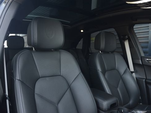 Certified 2026 Porsche Macan AWD/4WD image 27