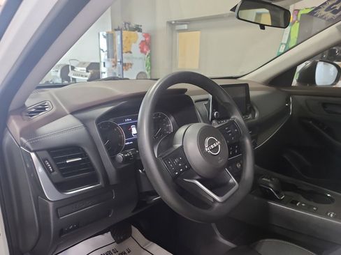 Used 2023 Nissan Rogue S image 6