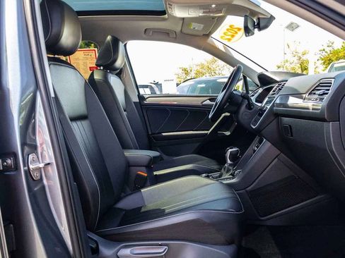 Used 2022 Volkswagen Tiguan SE w/ Panoramic Sunroof Package AWD/4WD image 27