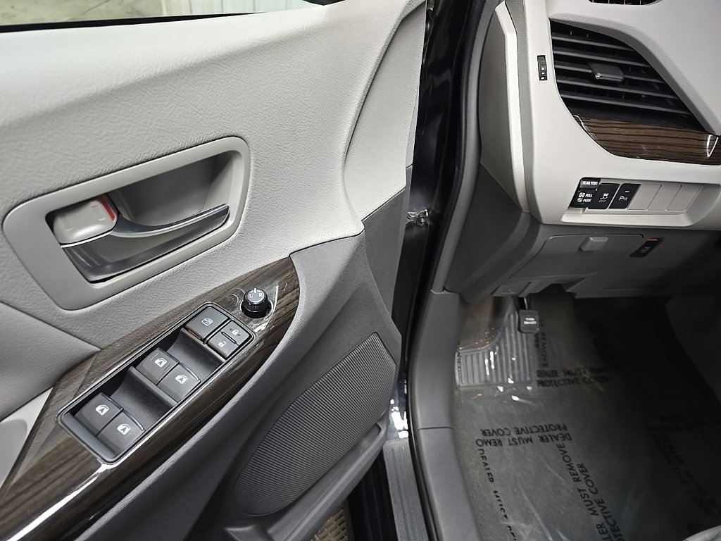 Used 2019 Toyota Sienna XLE w/ XLE Navigation Package FWD image 28