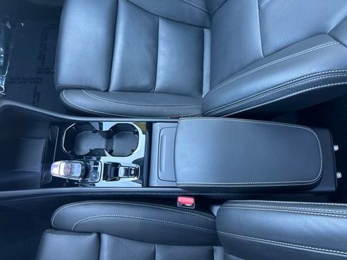 Certified 2025 Volvo XC40 B5 Plus AWD/4WD image 28