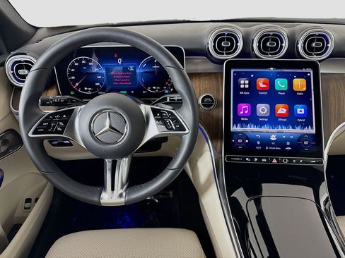 Used 2025 Mercedes-Benz GLC 350e 4MATIC image 23