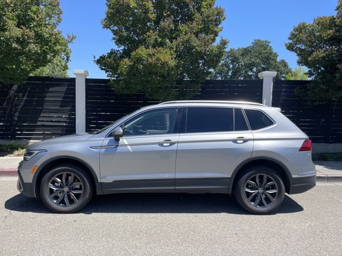 Used 2024 Volkswagen Tiguan SE AWD/4WD image 2